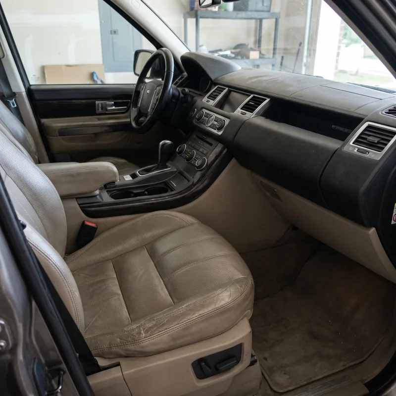 Range Rover — iç detay öncesi yıpranmış deri